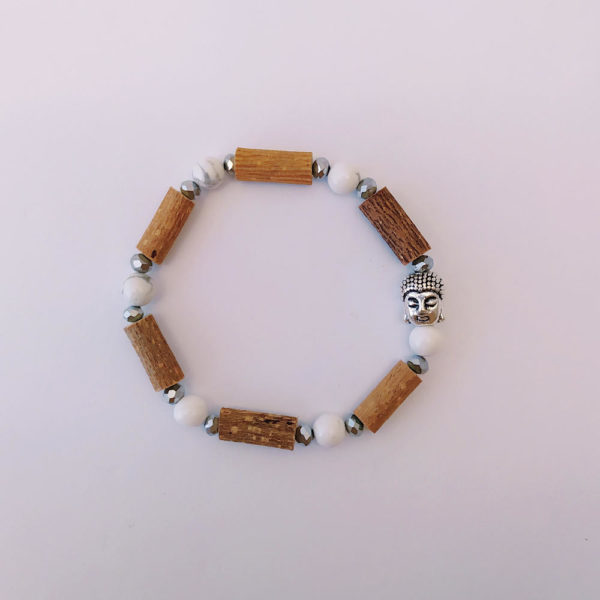 Bracelet-bouddha-howlite-et-bois-de-noisetier