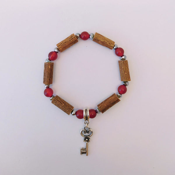 Bracelet-clé-cornaline-et-bois-de-noisetier