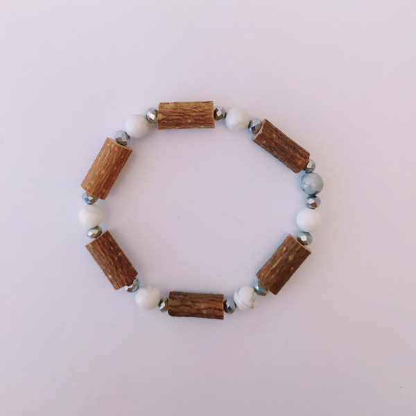 Bracelet-howlite-et-bois-de-noisetier