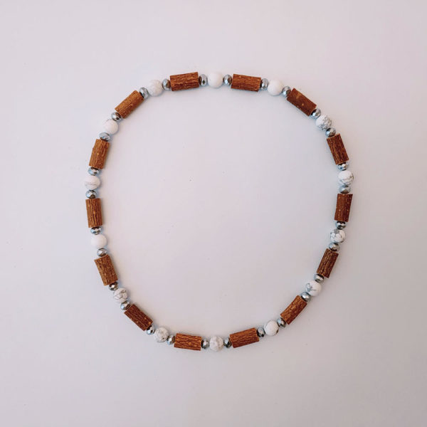 Collier-howlite-et-bois-de-noisetier