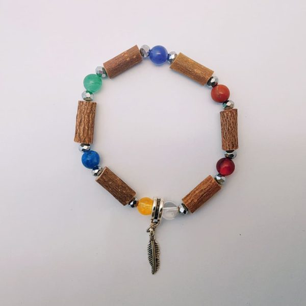 Bracelet-Plume-7-Chakras-et-Bois-de-Noisetier